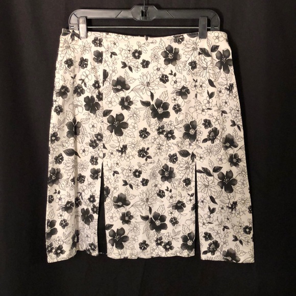 🔥5 for $25🔥 Floral Skirt - Picture 1 of 3